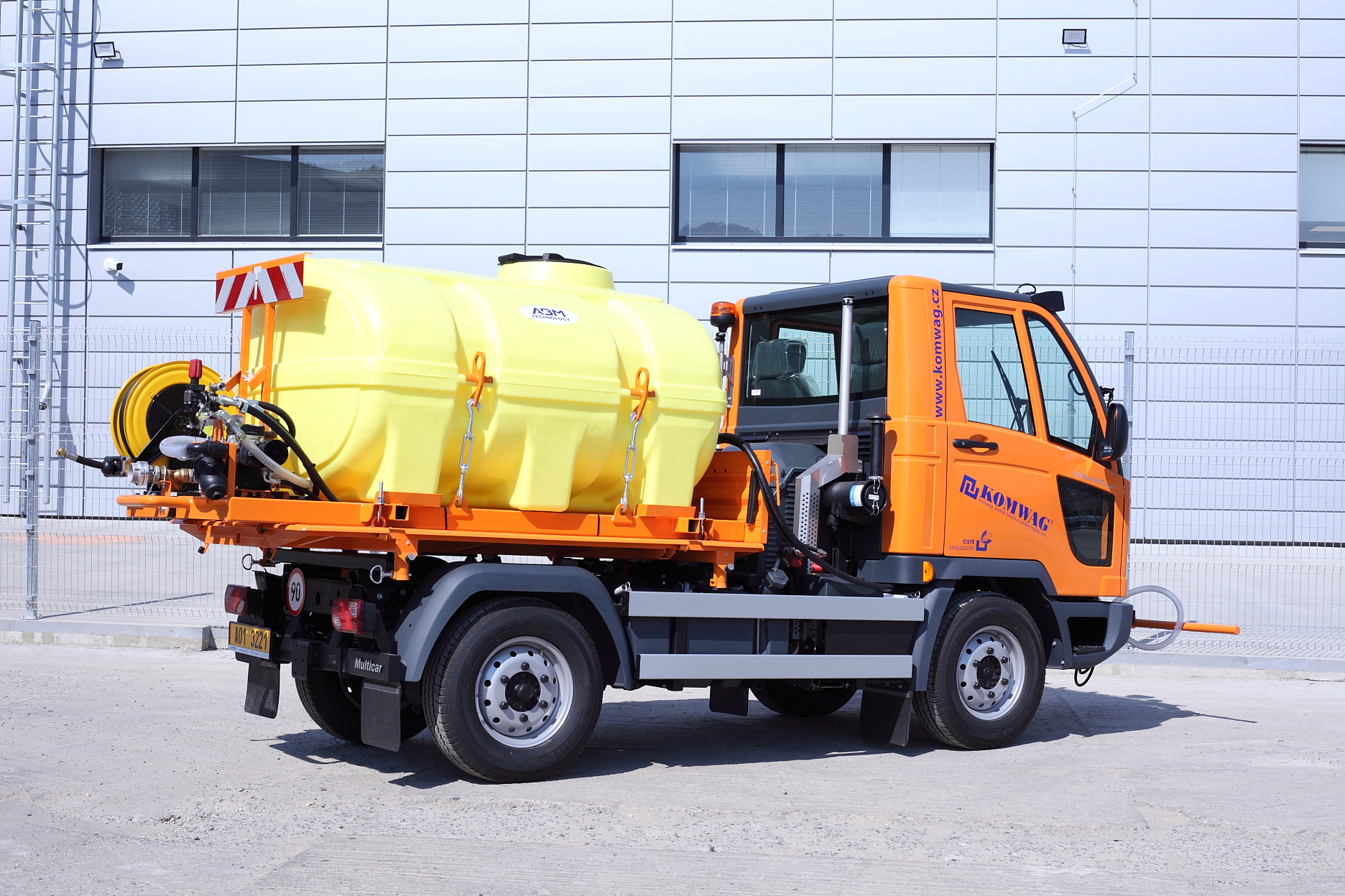 Vodní cisterna CNT2000 s mycí lištou ML1600 na podvozku Multicar M27 compact pro společnost Komwag.
