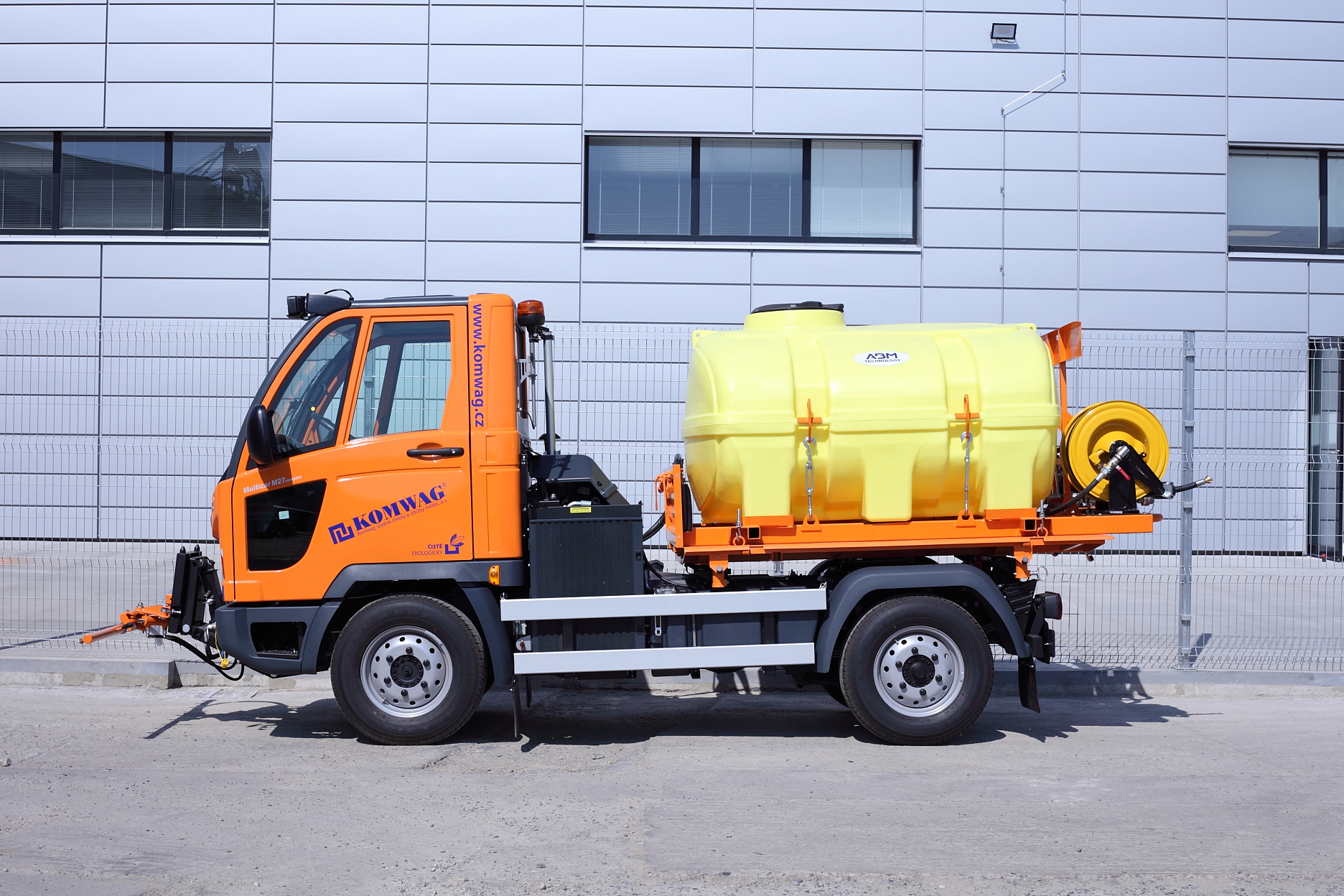 Vodní cisterna CNT2000 s mycí lištou ML1600 na podvozku Multicar M27 compact pro společnost Komwag.
